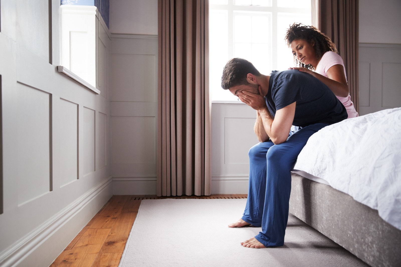 mujer consolando a pareja