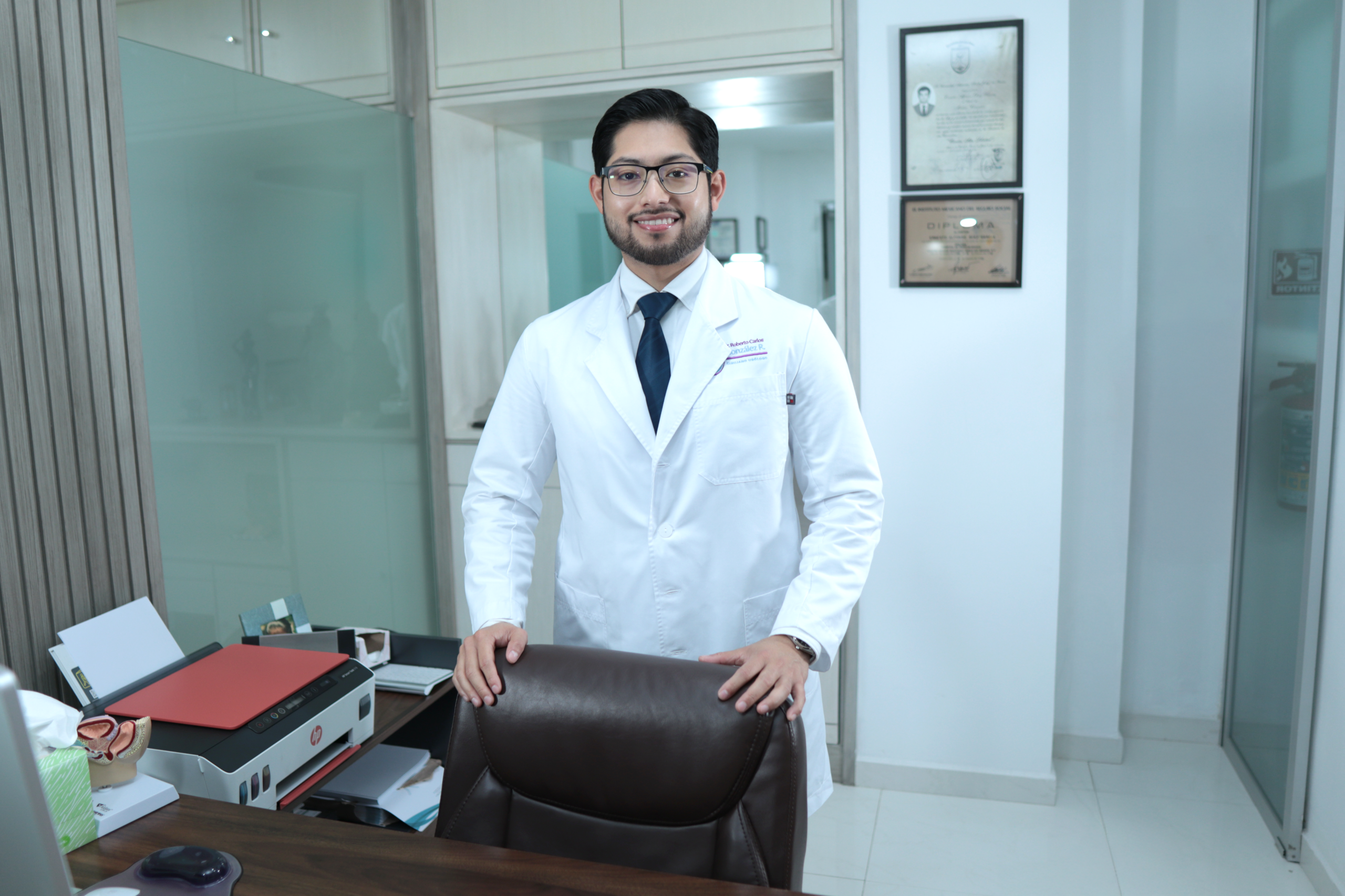 Dr. Roberto González en su consultorio