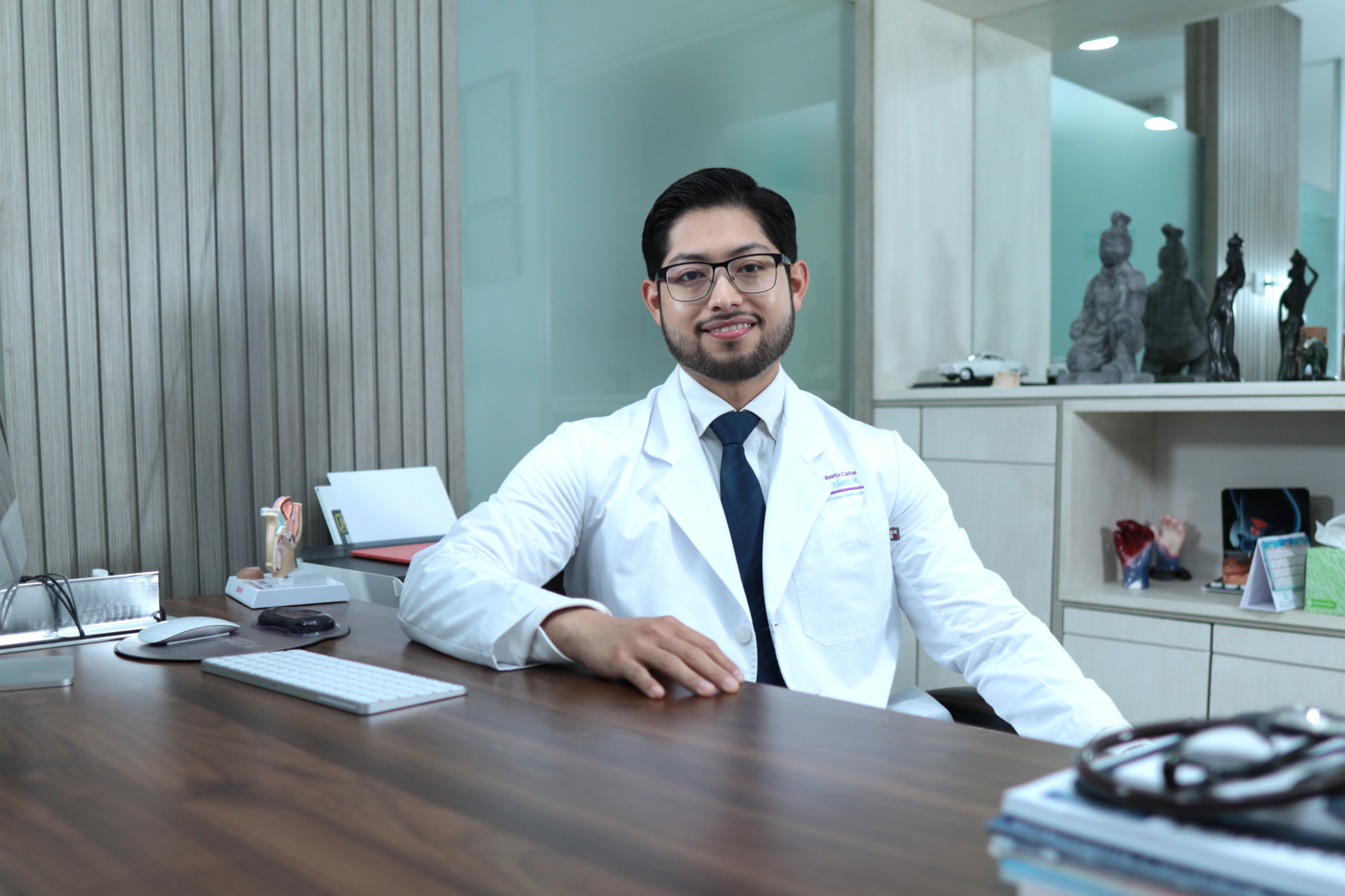 Dr. Roberto González listo para atenderte